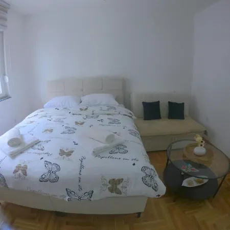 Lana Apartment *